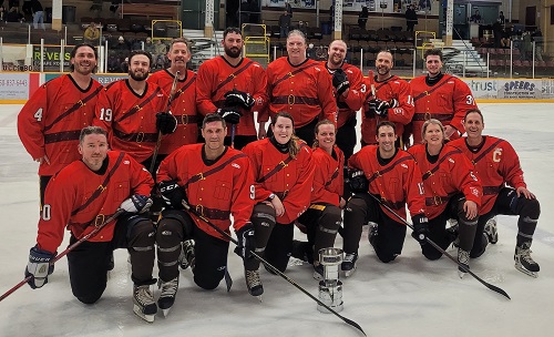 Photo de groupe de l’équipe de hockey de la GRC de Revelstoke.